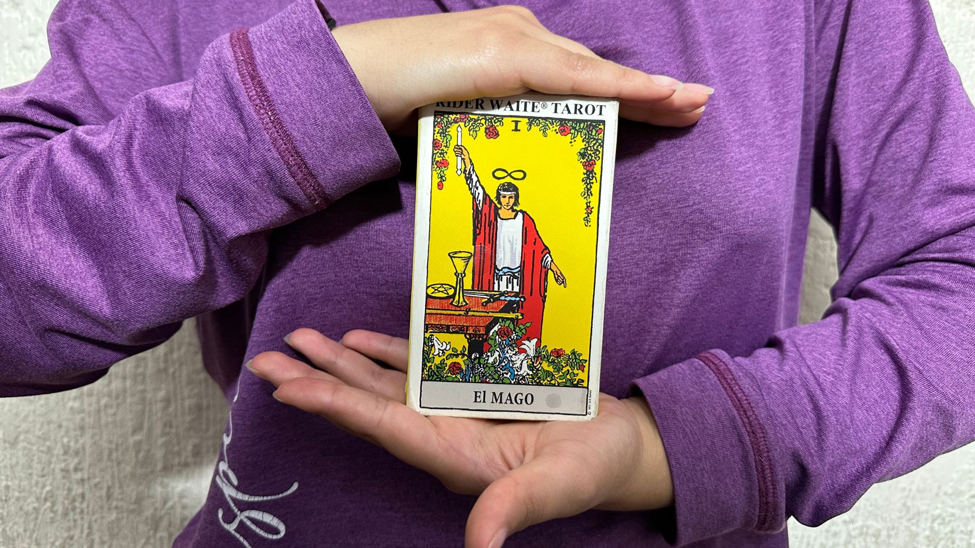 una persona sostiene carta del tarot